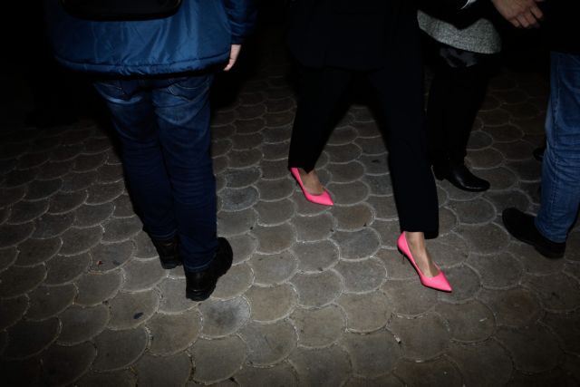 Οι ροζ γόβες της Νοτοπούλου στο στόχαστρο του Twitter