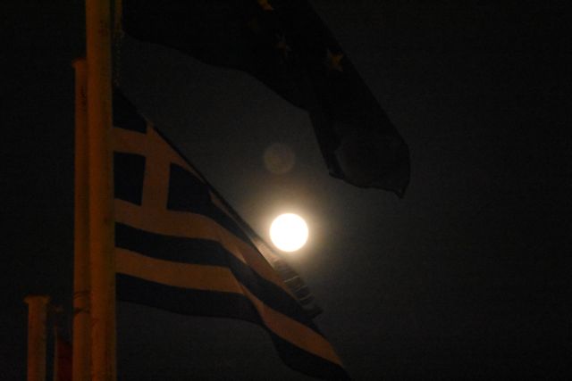 Υπερπανσέληνος : Η τελευταία του έτους – Εντυπωσιακές φωτογραφίες