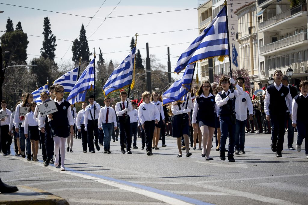 «Μακεδονία ξακουστή»: Σιώπησε ξαφνικά η μπάντα στην μαθητική παρέλαση