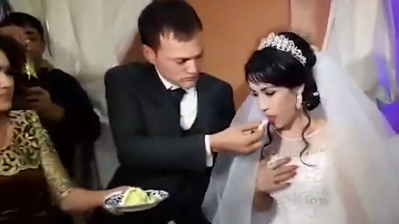 Γαμπρός χαστούκισε τη νύφη όταν… του πήρε την τούρτα από το στόμα