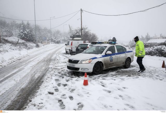 Χιονοθύελλα στην Στερεά Ελλάδα: Εγκλωβίστηκαν αυτοκίνητα