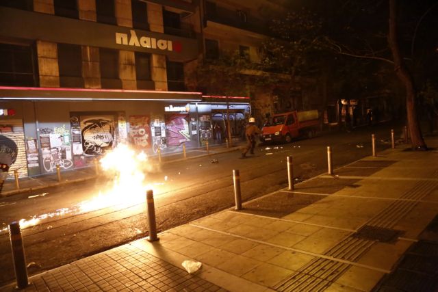 Εξάρχεια: Επίθεση κουκουλοφόρων κατά των ΜΑΤ