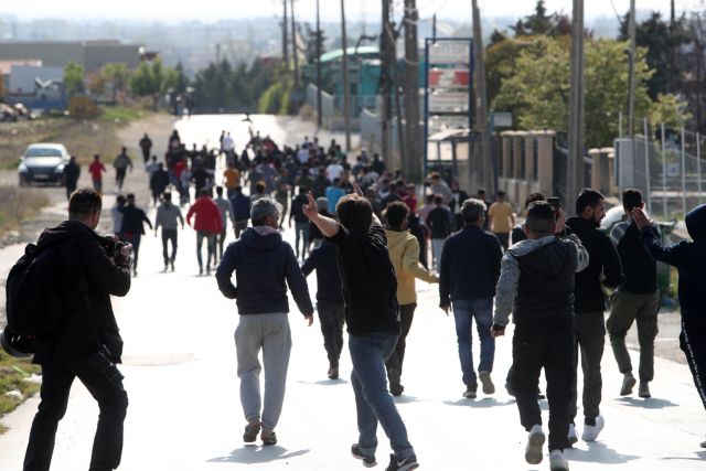 Τεταμένο κλίμα στα Διαβατά: Επεισόδια με πρόσφυγες, δακρυγόνα και χημικά