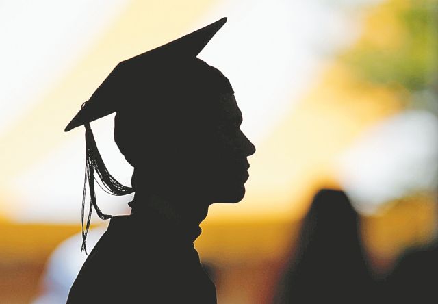 Τελευταία η Ελλάδα στις προσλήψεις νέων πτυχιούχων