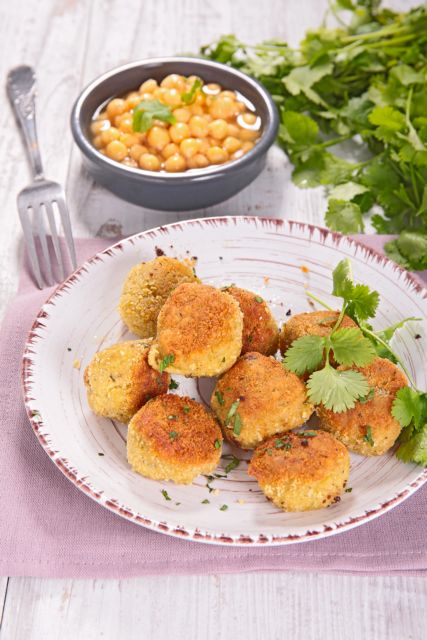 Ρεβιθοκεφτέδες με σος από ταχίνι και γιαούρτι
