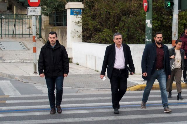 Φοροελαφρύνσεις και παροχές δρομολογεί η κυβέρνηση για να αλλάξει την ατζέντα