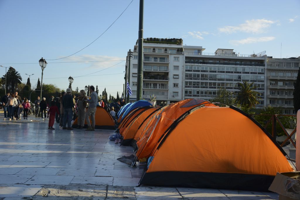 ΥΜΕΠΟ: Να μεταφερθούν σε δομές οι πρόσφυγες που μένουν σε σκηνές στο Σύνταγμα