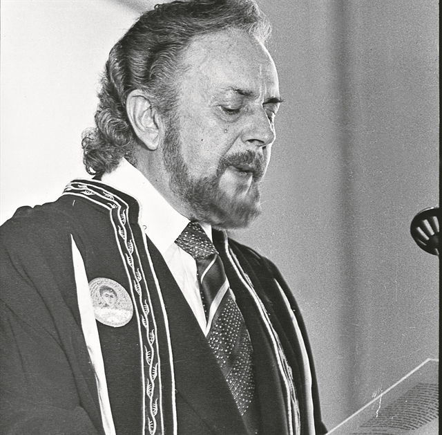 Ο Γιάννης Ρίτσος διδάκτορας στο Αριστοτέλειο