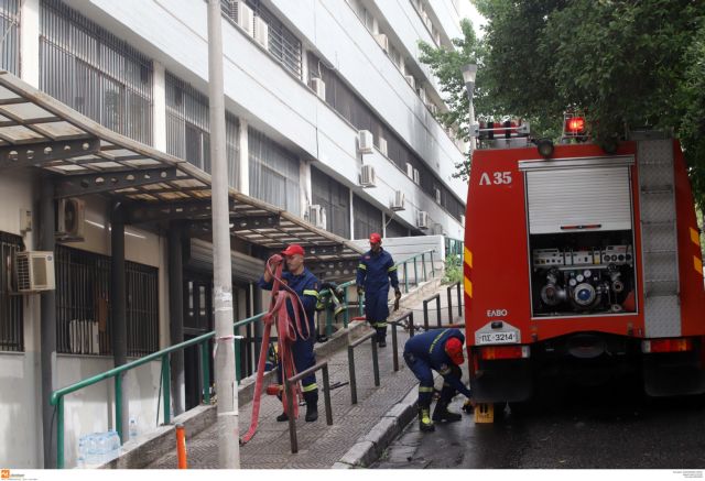 Φωτιές σε διαμέρισμα στην πλατεία Βάθη και σε κατάστημα στη Γλυφάδα