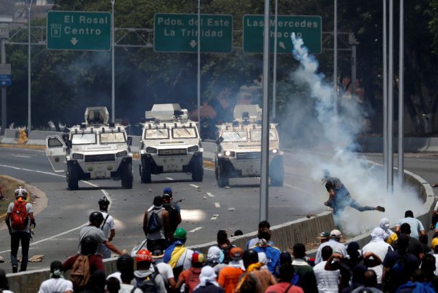 Βενεζουέλα: Τεθωρακισμένο όχημα πέφτει πάνω σε διαδηλωτές