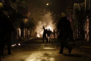 Εξάρχεια: Επίθεση με μαχαίρι σε Εισαγγελέα και Λιμενικούς