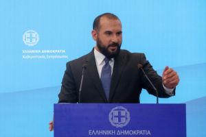 Ο Πετσίτης είναι παντού αλλά στην κυβέρνηση επιμένουν να κάνουν τον «ψόφιο κοριό»