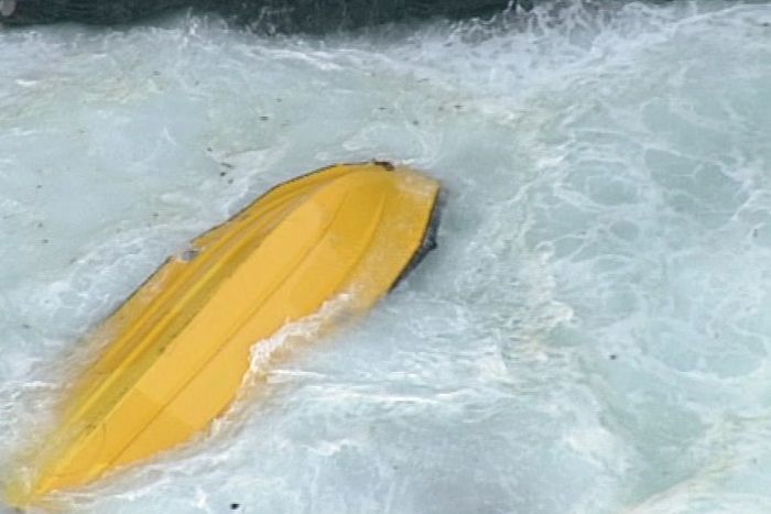 Διασώστες πνίγηκαν ενώ βοηθούσαν άνδρα που είχε παρασυρθεί από τα κύματα