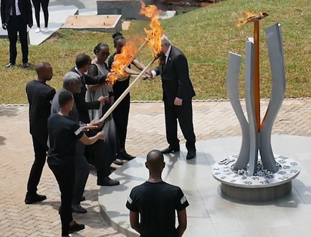 Ο Γιούνκερ παραλίγο να βάλει φωτιά στην Πρώτη Κυρία της Ρουάντα