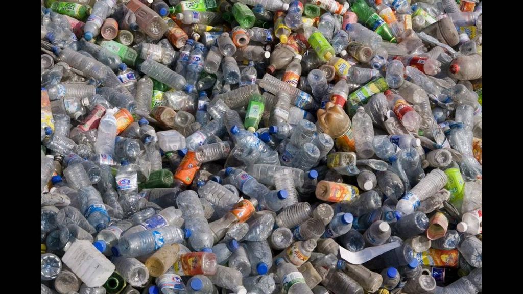 Τέλος όλα τα πλαστικά προϊόντα σε δύο χρόνια – Δείτε τη λίστα των «απαγορευμένων»