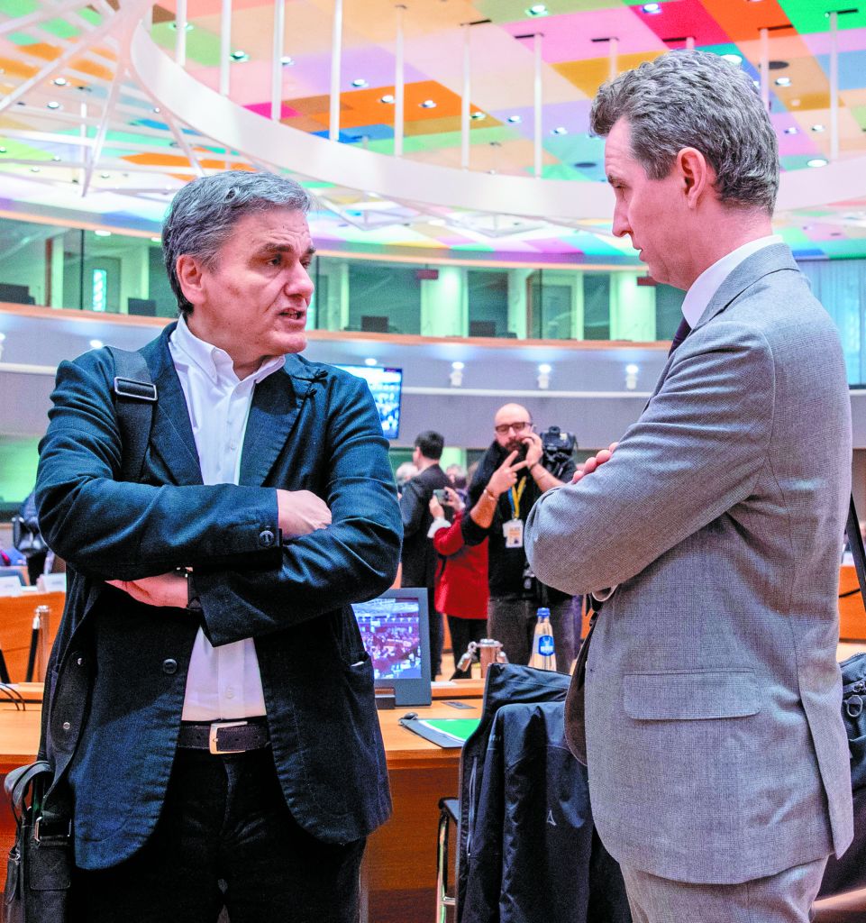 Γεμάτα ταμεία, υποσχέσεις στον αέρα