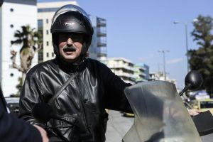 Εξω από το υπουργείο Υγείας οι καθαρίστριες από το Δρομοκαΐτειο