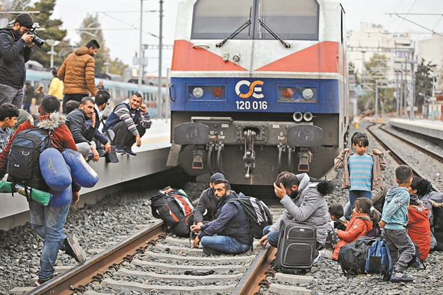 Κατάληψη από απελπισμένους πρόσφυγες