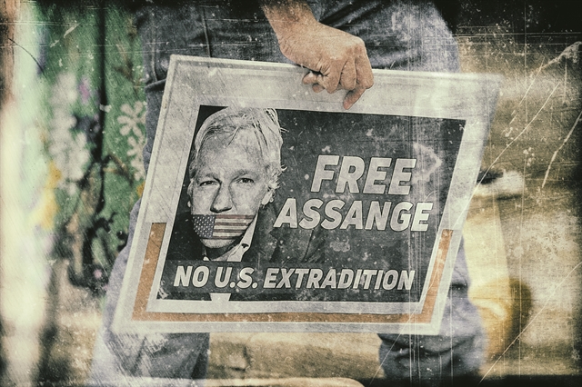 Ο Ασάνζ και οι εφημερίδες