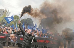 Οι διαδηλωτές δεν παραιτούνται