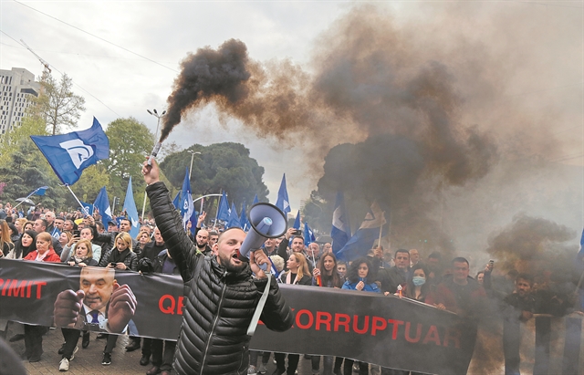 Οι διαδηλωτές δεν παραιτούνται