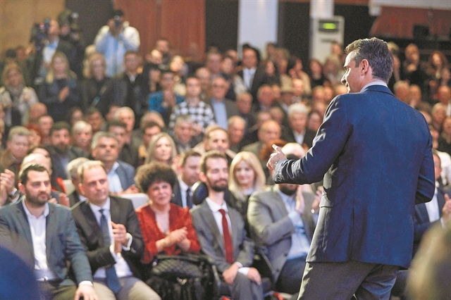 Ετοιμάζει εκλογική αφίσα με τον Πολάκη