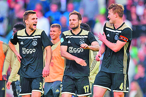 «Αγκαλιά» οι διεκδικητές του τίτλου