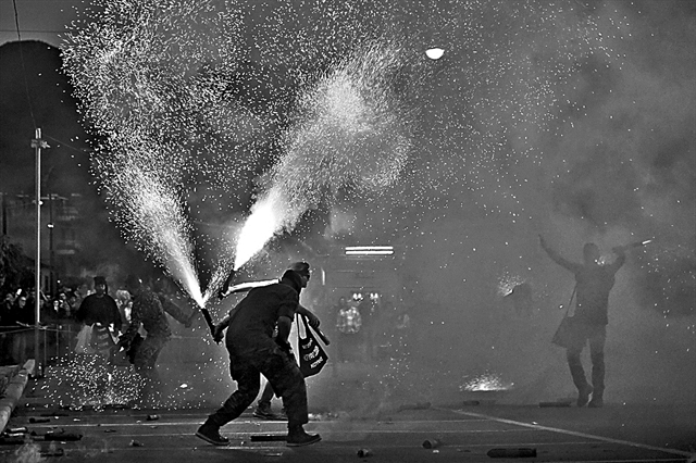 Πιάνω την άνοιξη με προσοχή και την ανοίγω