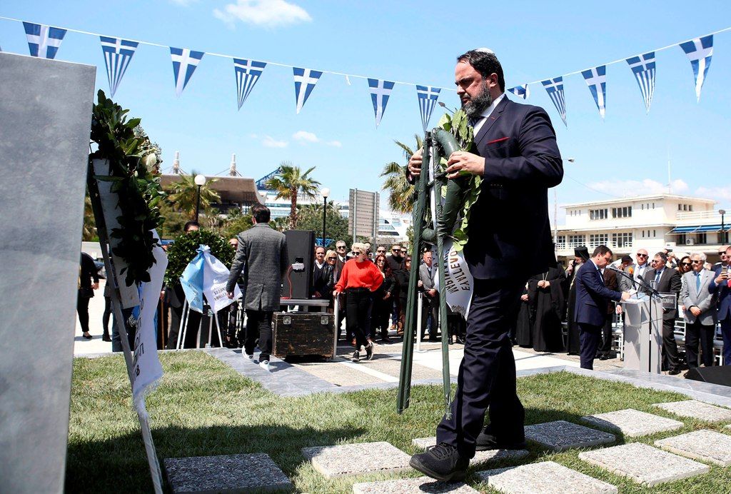 Τιμή και δόξα στον αφανή έλληνα ναυτικό – Ενα μνημείο με δωρεά του Βαγγέλη Μαρινάκη
