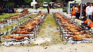 Οι Έλληνες γιορτάζουν το Πάσχα και γλεντούν σε όλη τη χώρα