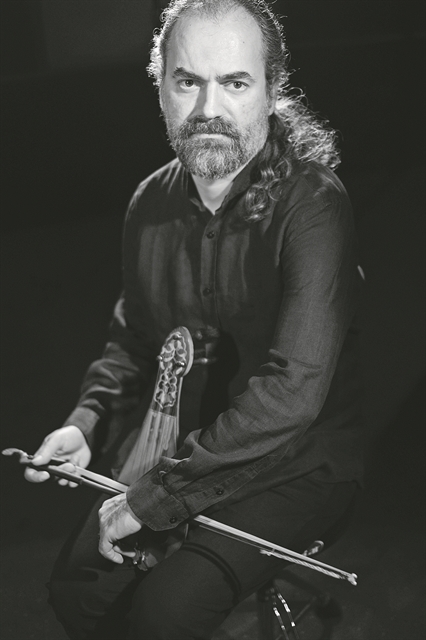 «Η παράδοση διατηρείται με τις προσμείξεις»