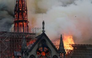 «Τα πάντα καταρρέουν»: Συγκλονίζουν οι μαρτυρίες για την Παναγία των Παρισίων