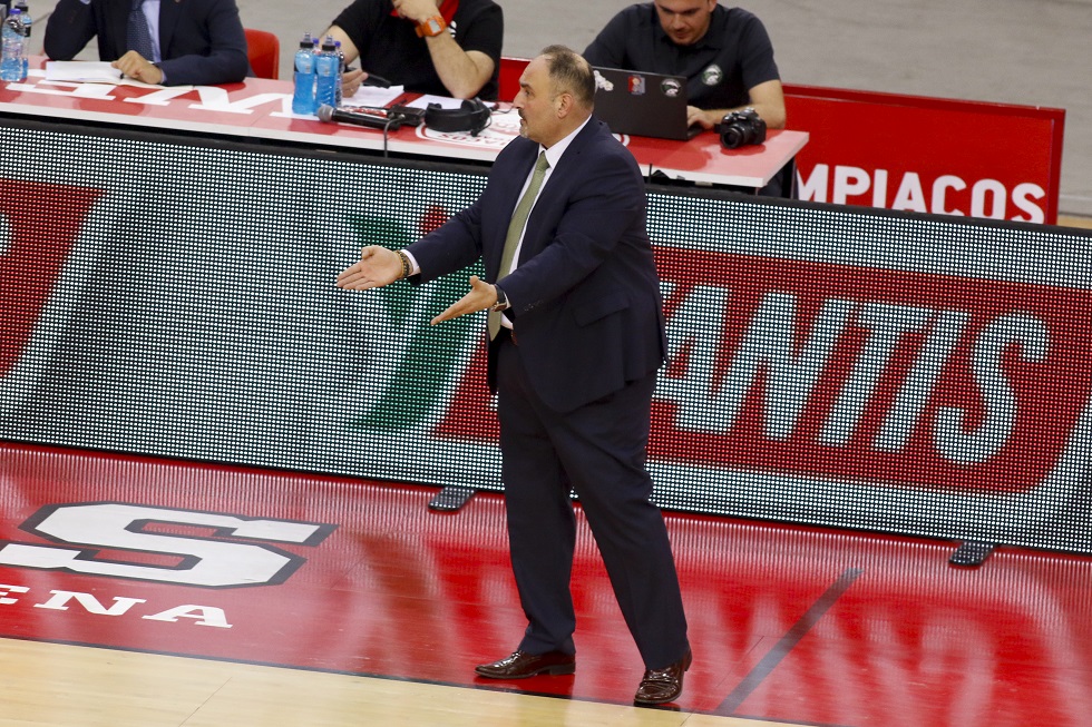 «Τρελάθηκε» ο Ερνάκ: «Ο Γκος ζητάει τα τηλέφωνα των μανάδων σας»