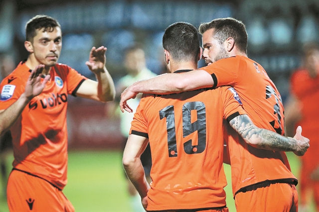 Ορίζει τη μοίρα του