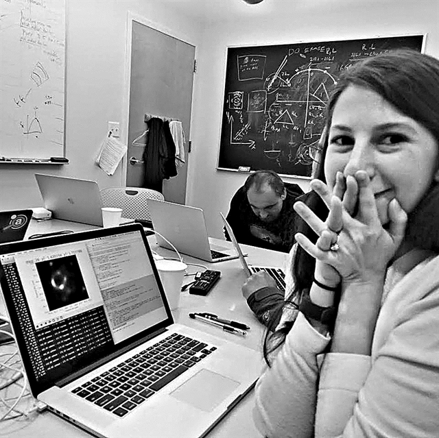 Υπομνηστικό φεγγάρι σαν μισή ωραιότητα