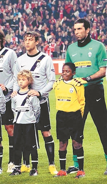 Οι θρύλοι στις φωτογραφίες πάνω από το γραφείο του χαμογελούν