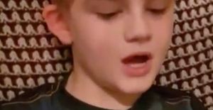 Υποχρέωναν αυτιστικό μαθητή να φορά φωσφορίζον γιλέκο μέσα στο σχολείο