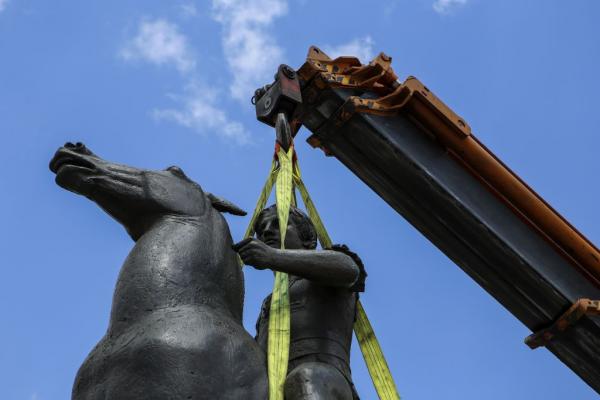 Famed sculptor Yannis Pappas' Alexander the Great statue finally finds its place in Athens | tanea.gr