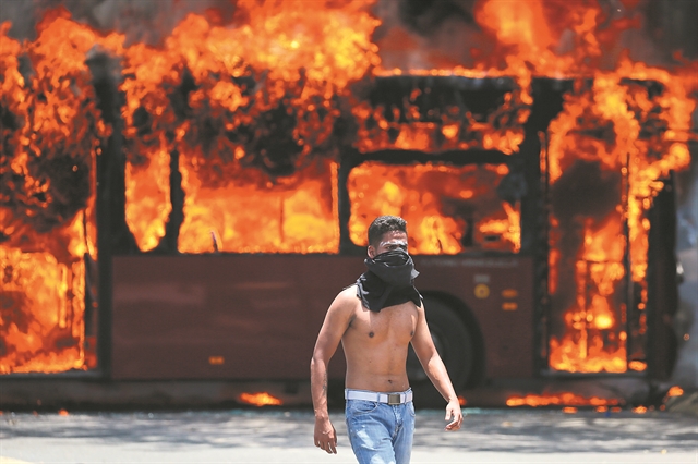 Στο χείλος του εμφυλίου η Βενεζουέλα