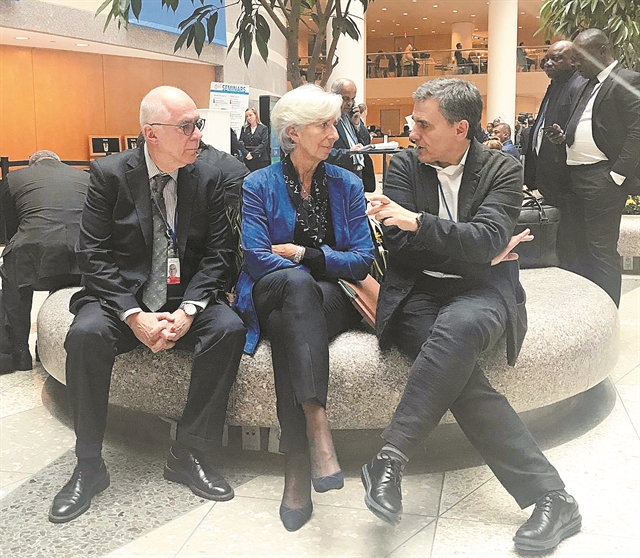 Προεισπράττει €3,8 δισ. αλλά μένει στην εποπτεία