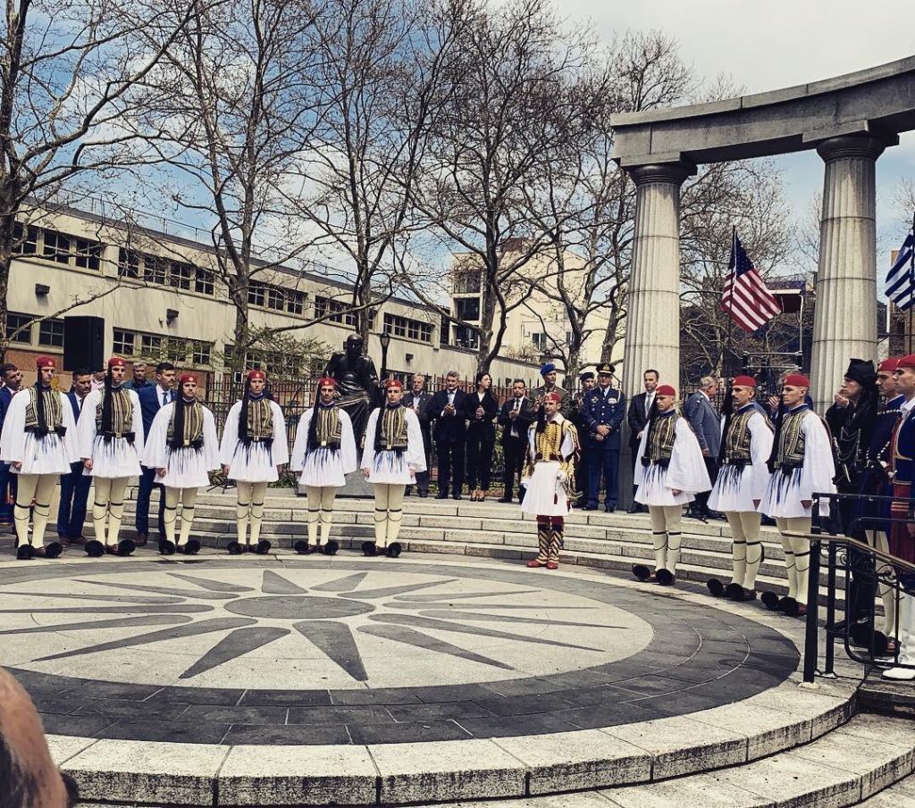 Επαρση της ελληνικής σημαίας με Εύζωνες στην Αστόρια
