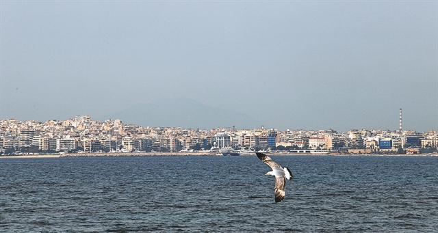 Ενα καφέ «πέπλο» καλύπτει όλη την Ελλάδα