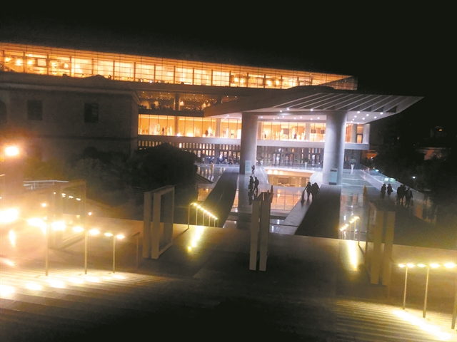 Γιατί τόσο σκοτάδι;