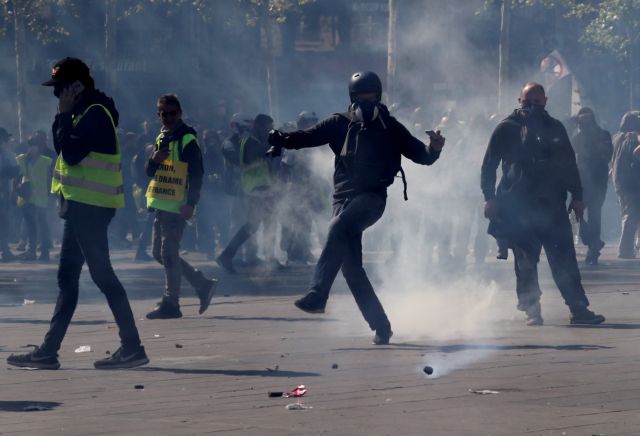 Χάος και πάλι στο Παρίσι: Μάχες σώμα με σώμα των αστυνομικών με «κίτρινα γιλέκα»