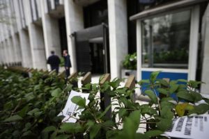 Στέλεχος του Ρουβίκωνα αναρτά φωτογραφία από το κρατητήριο