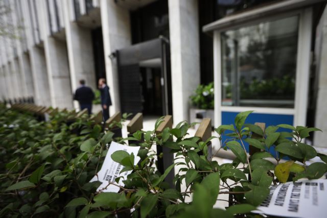 Στέλεχος του Ρουβίκωνα αναρτά φωτογραφία από το κρατητήριο