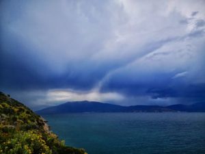 Συνεχίζεται η κακοκαιρία: Καταιγίδες, βροχές ακόμη και χαλάζι