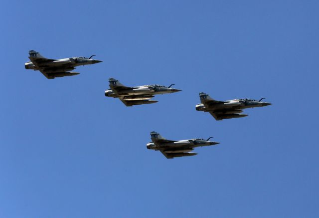 Μαχητικά αεροσκάφη πάνω από την Αθήνα το απόγευμα