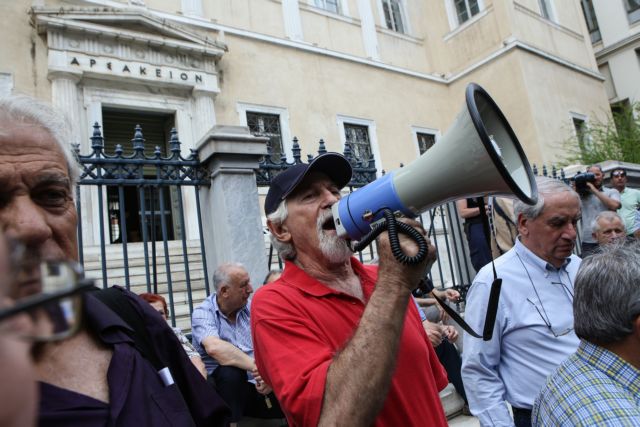 Δίνουν κουτσουρεμένες υποσχέσεις για τα αναδρομικά
