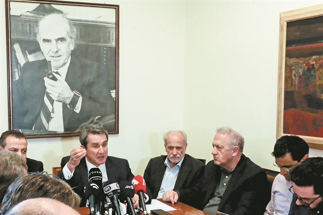 Ψάχνουν για «σωσίβιο», παρά το φιάσκο